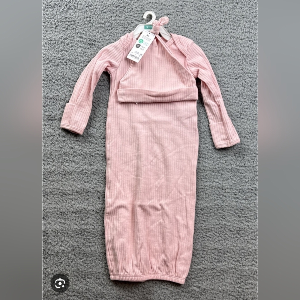 📢 NWT Carter's Baby Pink Gown With Hat (Size: 3M, Preemie)